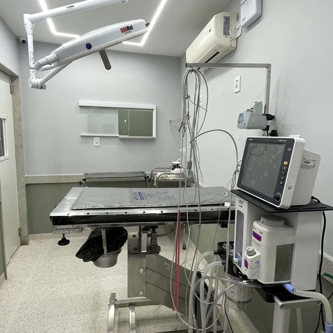 Centro cirúrgico do CEVET com equipamentos de monitoramento