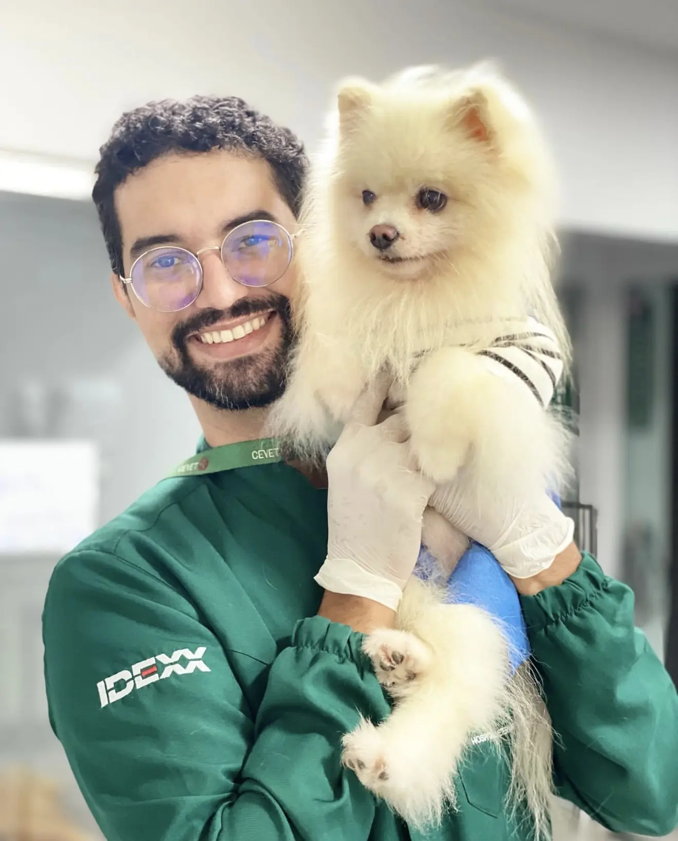 Profissional da CEVET com paciente canino