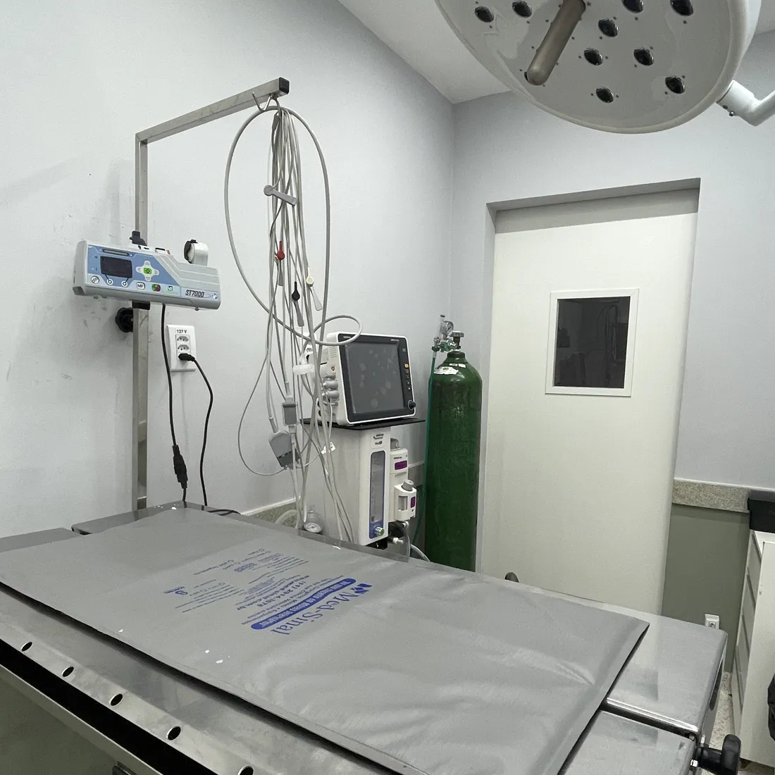 Sala de cirurgia do Hospital Veterinário CEVET em Feira de Santana, Bahia